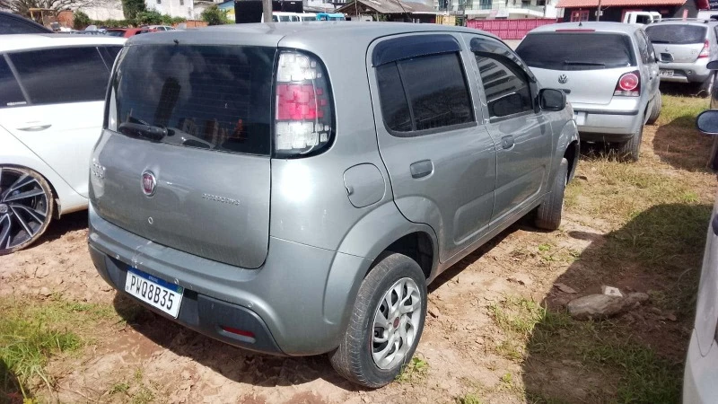 Fiat Uno Attractive 2015 1.0 em Camboriú
