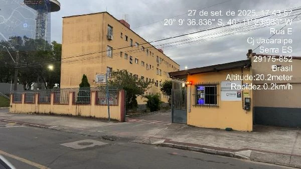 Apartamento amarelo em condomínio residencial Jacaraípe 1a Etapa com guarita na entrada e prédio de quatro andares