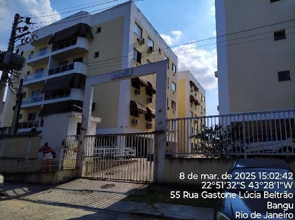 Apartamento em condomínio residencial com entrada pela rua e portaria