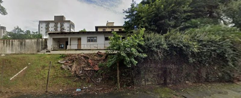 Terreno com Casa de Alvenaria Antiga em Joinville/SC em Joinville - Santa Catarina