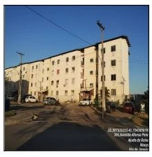 Apartamento branco de 4 andares em condomínio com área de estacionamento e postes de iluminação