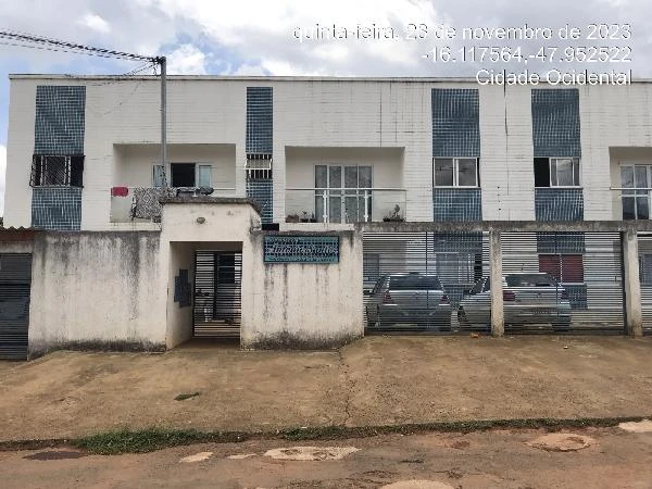 Apartamento em condomínio com fachada moderna e vagas de garagem na Cidade Ocidental GO