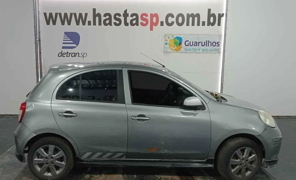 Nissan March 2013/2014 em Casa Branca - São Paulo