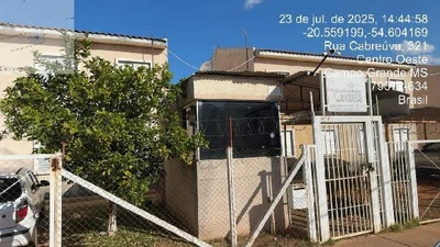 Apartamento com varanda e fachada simples em condomínio residencial