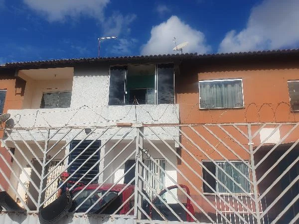 Apartamento em condomínio próximo ao parque napolis, fachada simples