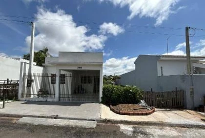 Casa com Terreno 540m² em Junqueirópolis/SP em Junqueirópolis - São Paulo