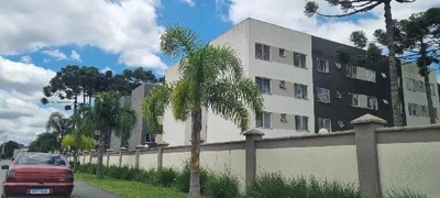 Apartamento branco com 40 metros quadrados no Condomínio Residencial Califórnia em área urbana de Campo Largo PR em dia