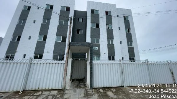 Apartamento branco e cinza de 4 andares com portão branco e fachada moderna em área urbana
