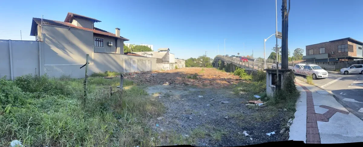 Terreno com 775m² de terreno e galpão em Joinville/SC em Joinville - Santa Catarina