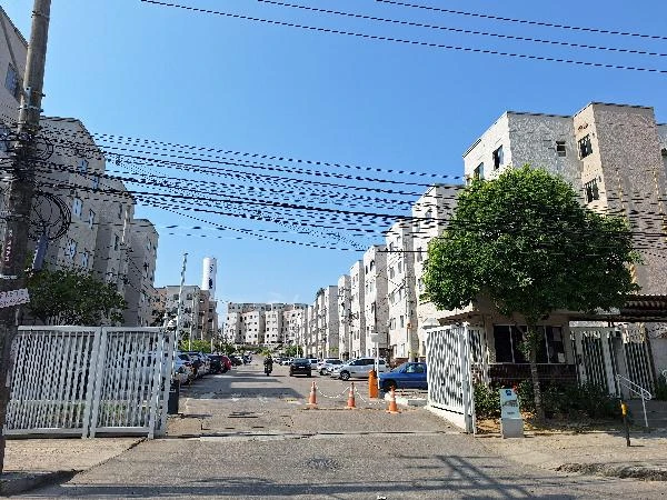 Conjunto residencial com blocos de apartamentos e portaria na entrada