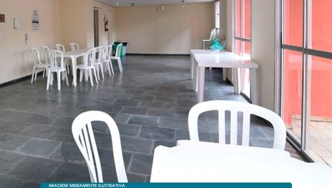 Sala Sala ampla com mesas e cadeiras plásticas em ambiente com janelas em São Paulo