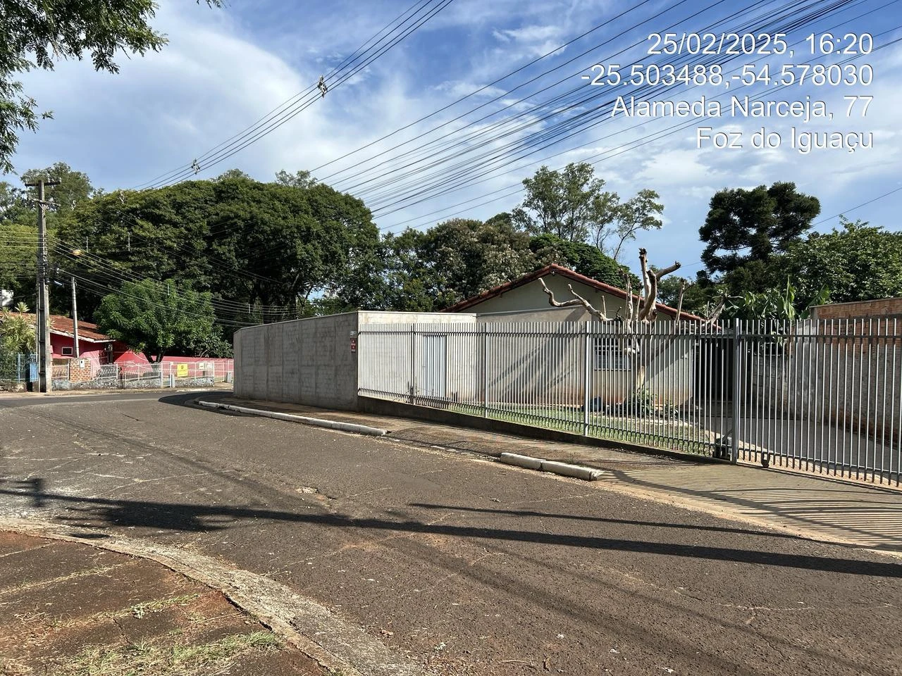 Terreno com construção em alvenaria em Vila Residencial A em Foz do Iguaçu/PR em Foz Do Iguaçu - Paraná