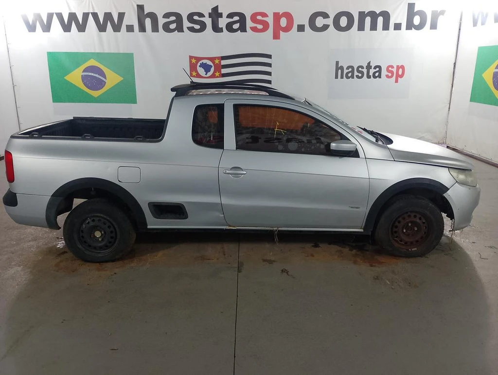 Volkswagen Saveiro CE 2011 1.6 Prata em Casa Branca - São Paulo