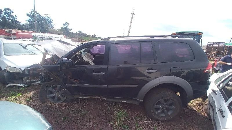 Mitsubishi Pajero Outdoor 2017 4x4 Automático com Avarias em Chapecó