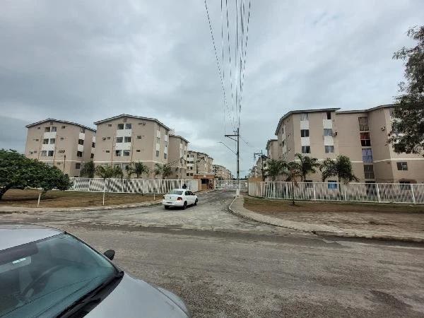 Apartamento em condomínio residencial com vias largas e prédios ao redor