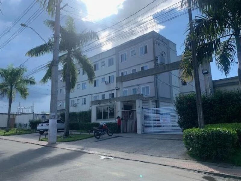 Apartamento cinza claro de 4 andares no Condomínio Parque Viva Mare com guarita, vaga de garagem e palmeiras na calçada.