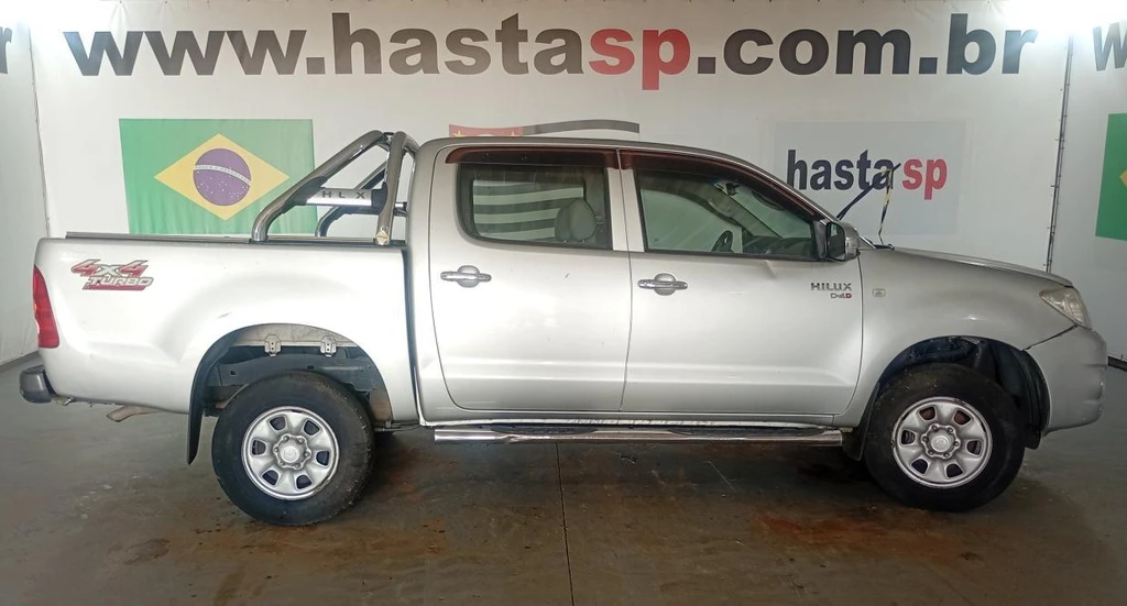 Toyota Hilux SRV 2011 Prata 4x4 em Casa Branca - São Paulo