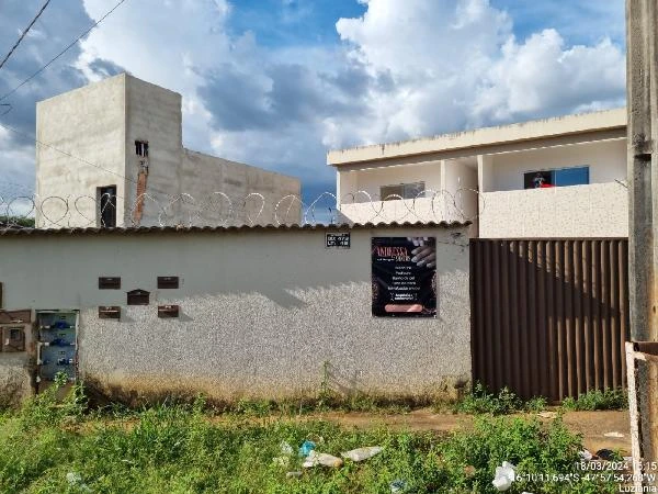 Apartamento de 2 quartos com muro e cerca elétrica em área urbana com gramado na frente