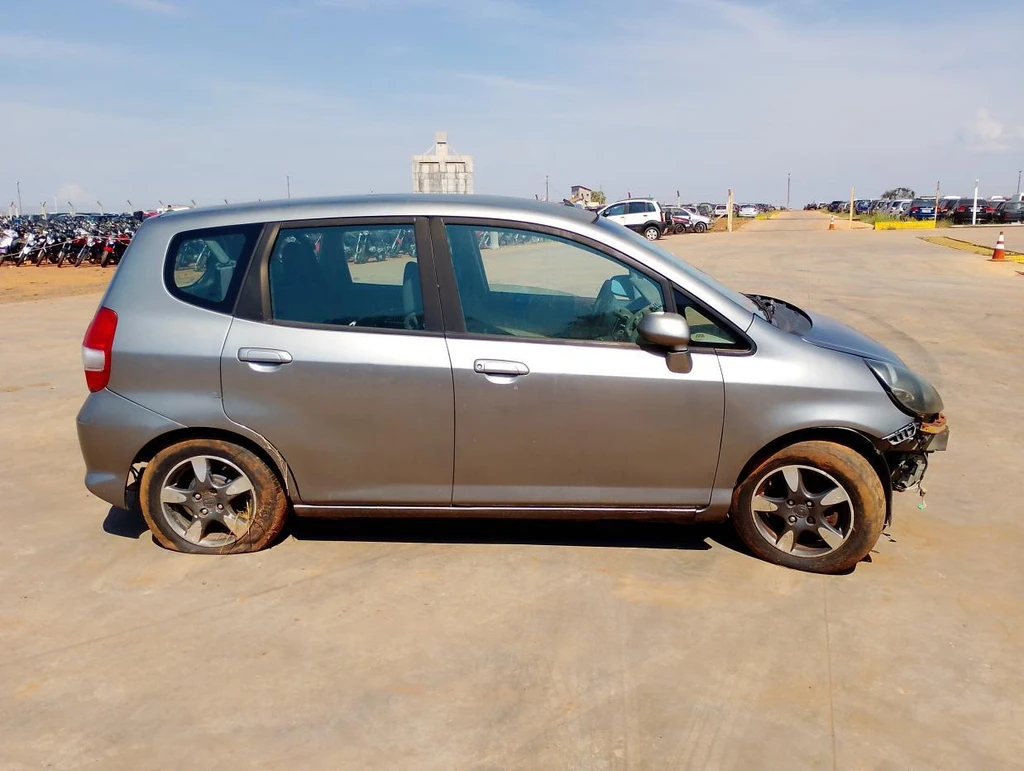 Honda Fit LX 2004 Cinza em Casa Branca - São Paulo
