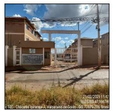 Apartamento em condomínio com portão de entrada e área comum próxima à rua