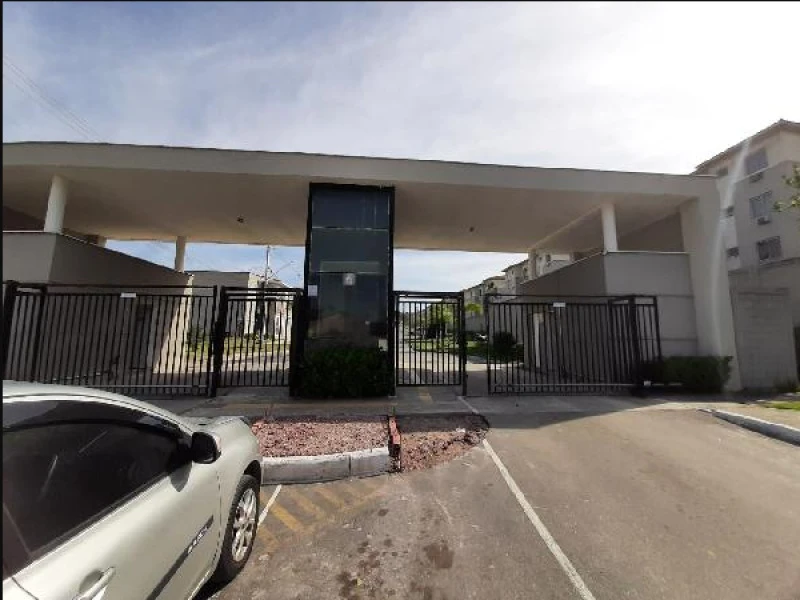 Apartamento cinza no Condomínio Portal Jardim das Bromélias com portaria e área externa visível