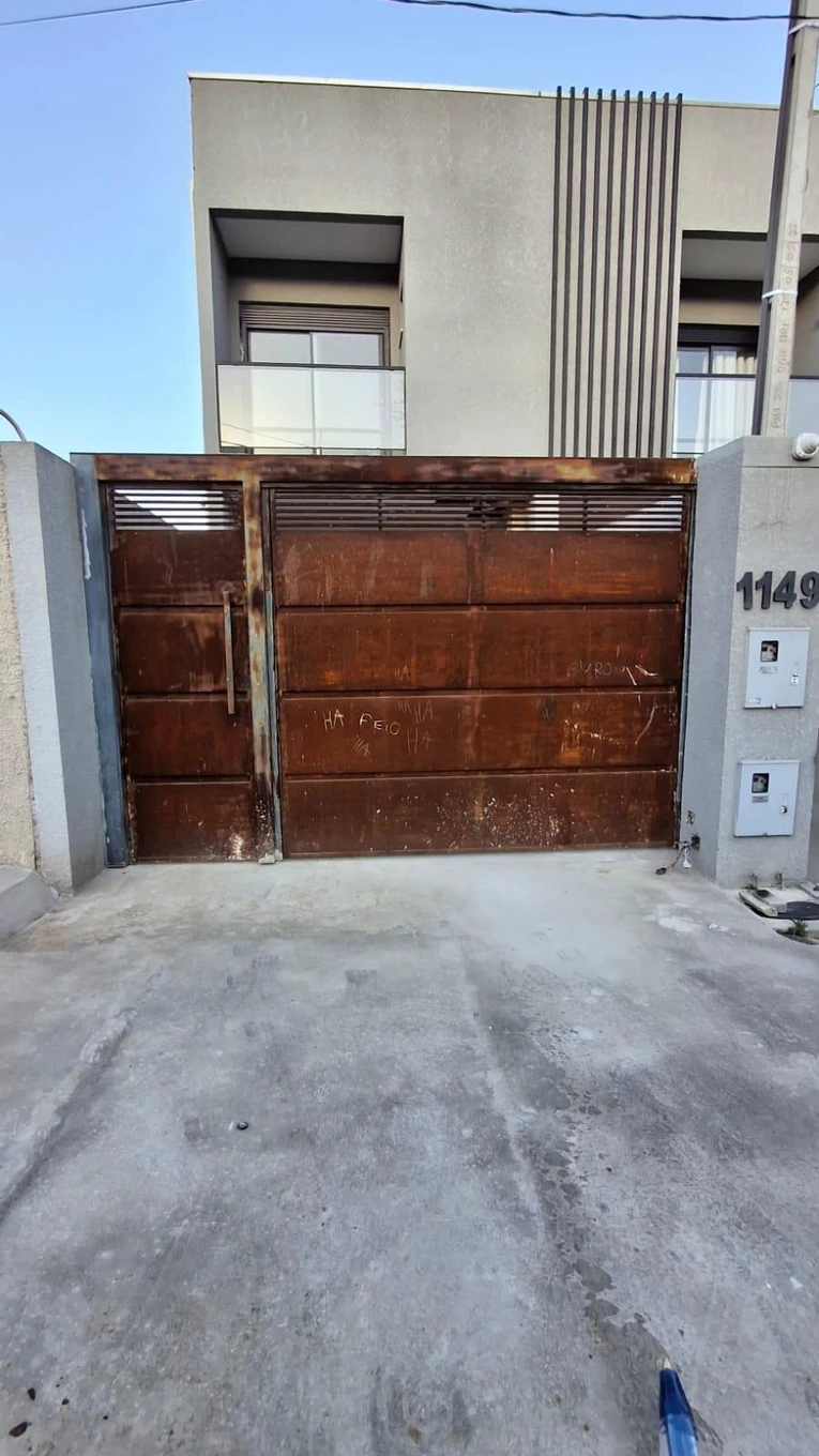 Casa com 2 pavimentos e subsolo em Ponta Grossa/PR em Ponta Grossa - Paraná