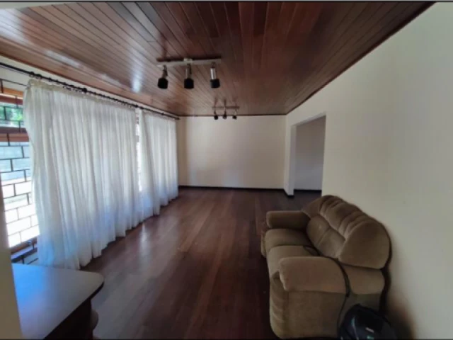 Casa com 4 Dormitórios e 1 Suíte em Curitiba/PR em Curitiba - Paraná