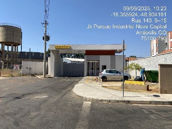 Apartamento com varanda no Condomínio Residencial Atenas, branco, vista da portaria com veículo prata estacionado