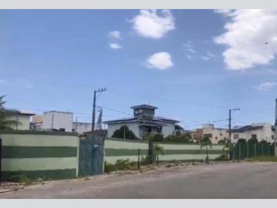 Casa com 300m² de terreno em Camaçari/BA em Camaçari - Bahia