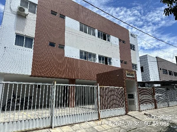 Apartamento em condomínio com fachada moderna e garagem