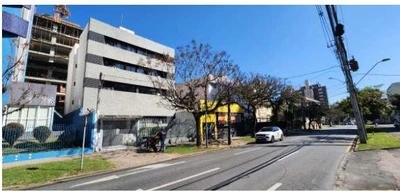 Prédio com 4 Pavimentos e Subsolo em Curitiba/PR em Curitiba - Paraná