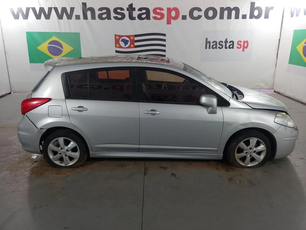 Nissan Tiida 18SL 2011/2012 Flex em Casa Branca - São Paulo