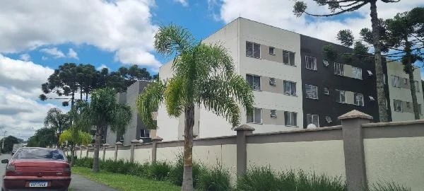 Apartamento em condomínio residencial com fachada e palmeiras