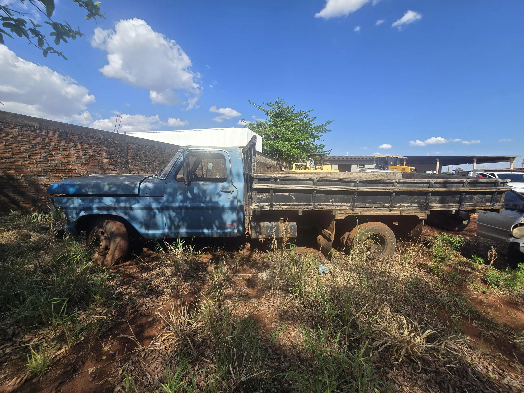 Ford F4000 1983 Caminhão Azul com Motor a Regularizar em Campina Da Lagoa - Paraná