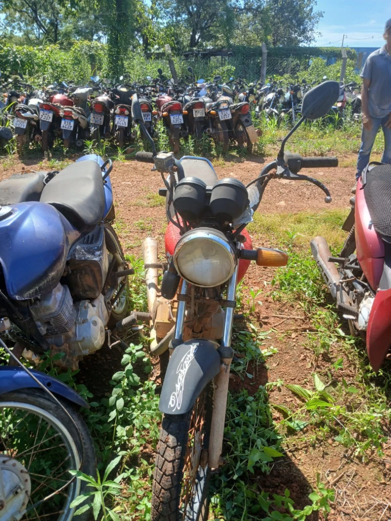 Honda CG 125 Titan KS 2001/2002 Vermelha em Paraíso Do Tocantins - Tocantins