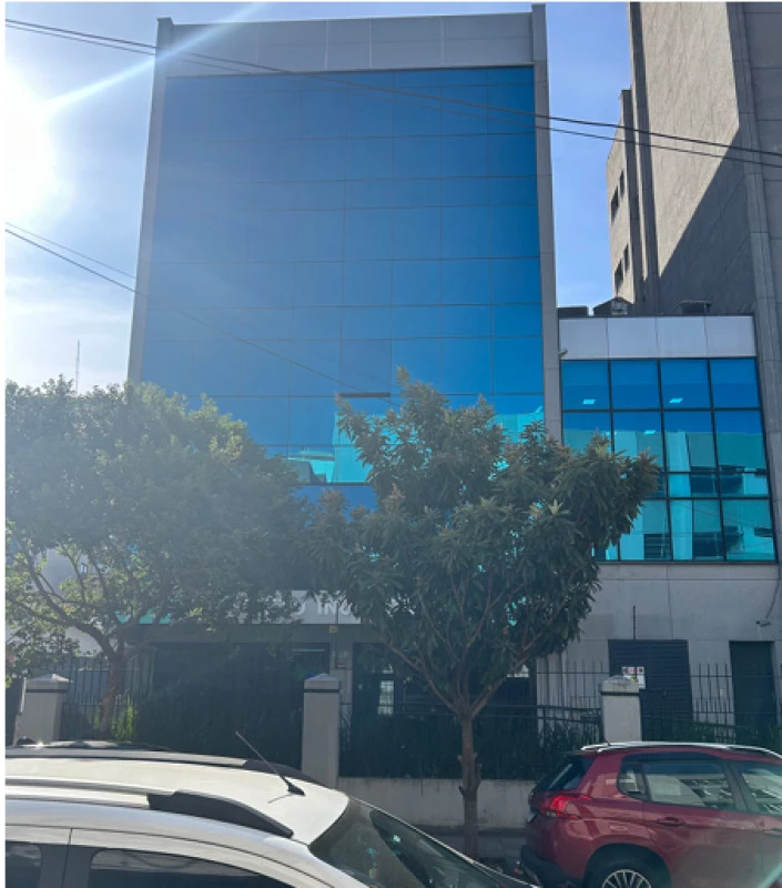 Prédio Comercial com fachada de vidro em Porto Alegre - Rio Grande do Sul