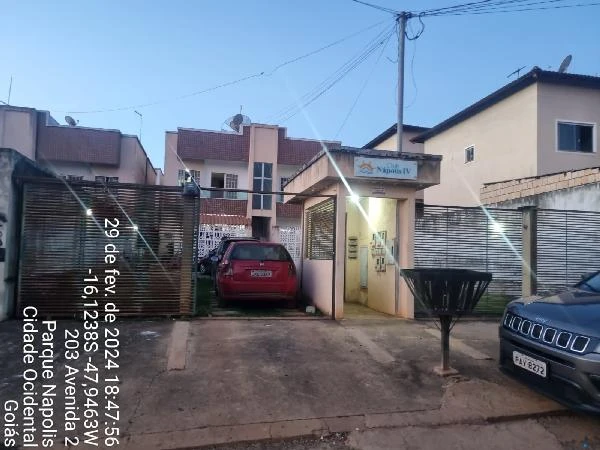 Apartamento com duas vagas, varanda e área de serviço em condomínio fechado