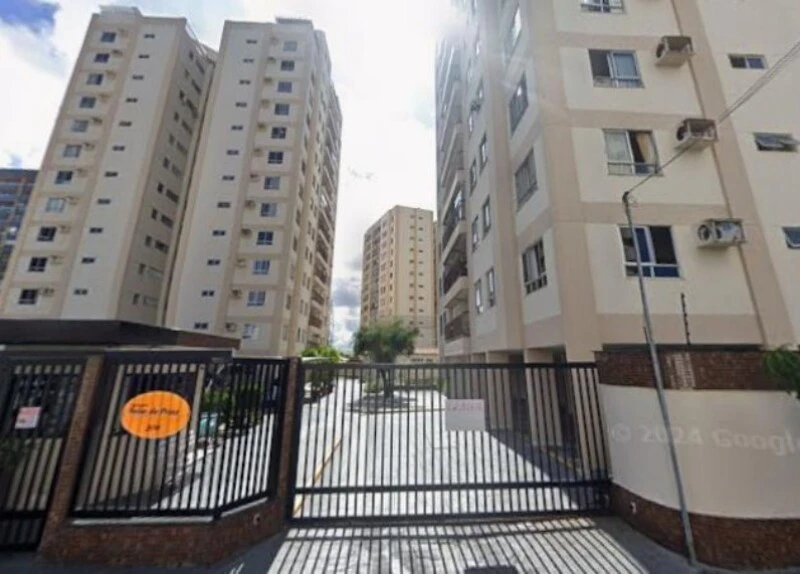 Apartamento duplex bege com varandas em condomínio fechado com portão e guarita