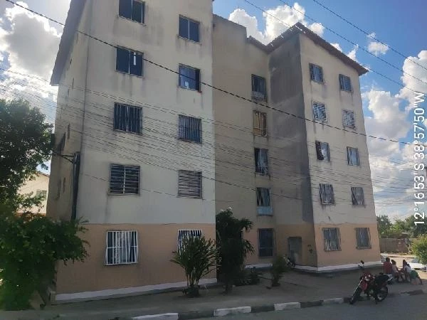 Apartamento em prédio residencial de 4 andares com fachada clara e bege em área urbana com árvores e calçada