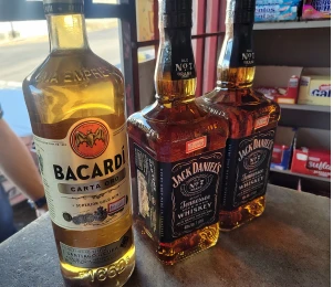 Outro 2 garrafas de whiskey e Bacardi em Anápolis/GO em Anápolis - Goiás