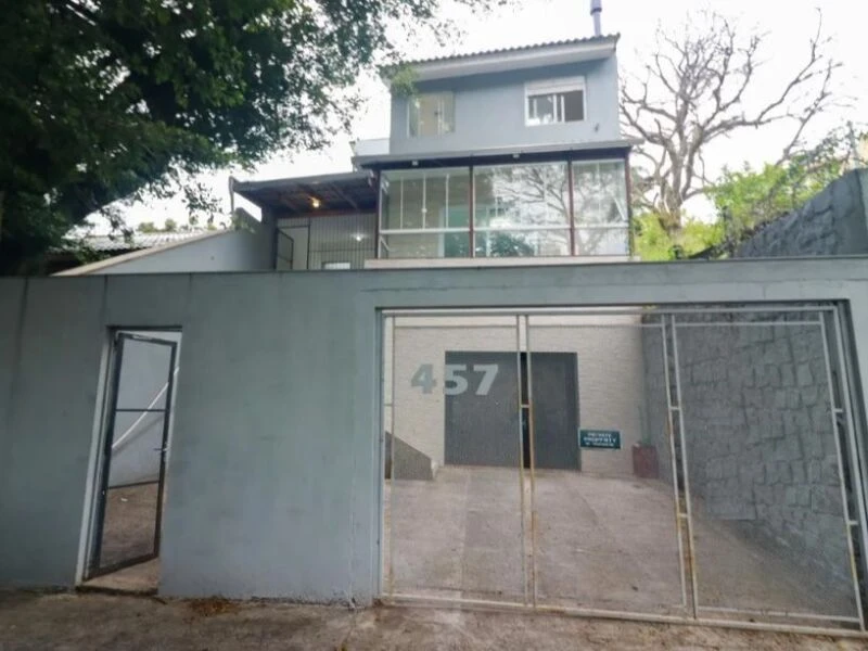 Casa Desocupada na Avenida Pinheiro Borda, Porto Alegre/RS em Porto Alegre - Rio Grande do Sul