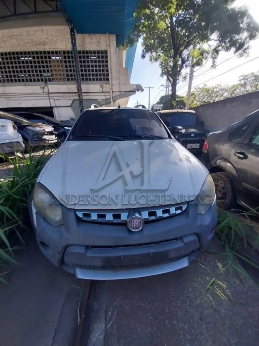 Fiat Strada Adventure CD 2013 em Porto Alegre - Rio Grande do Sul