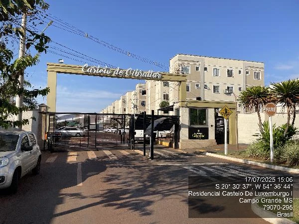 Apartamento branco com portão automático em condomínio fechado residencial Castelo de Gibraltar em Campo Grande