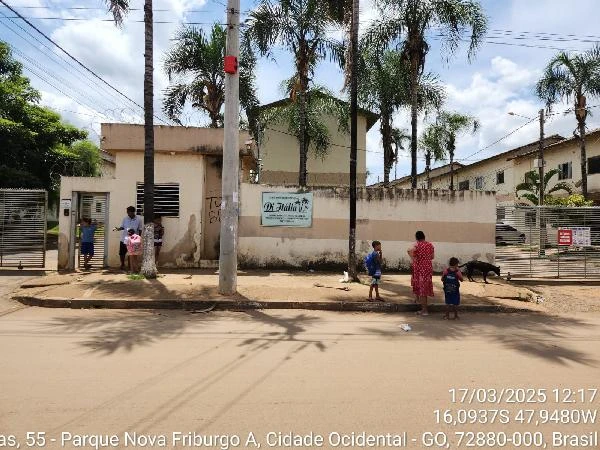 Apartamento com fachada simples no Condomínio Residencial Di Italia com muro baixo e pessoas na calçada