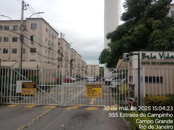 Apartamento bege com 2 quartos e estacionamento em condomínio residencial com portão e segurança na entrada