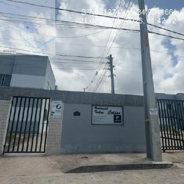 Apartamento com portão de entrada e placa de condomínio residencial