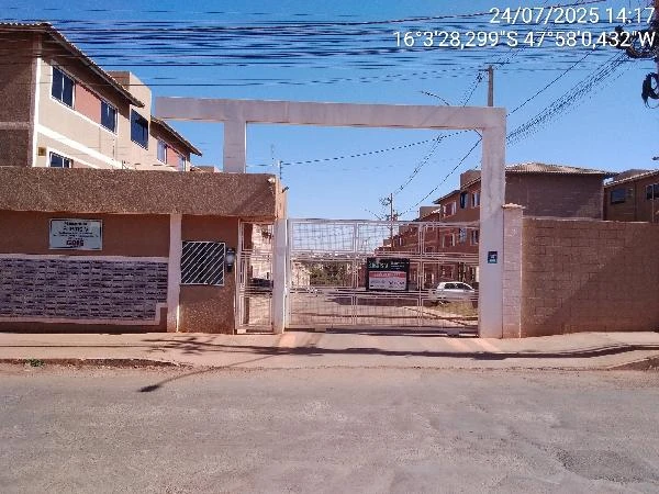 Apartamento em condomínio residencial com portaria e muro de proteção em área urbana, Fachada sem avarias visíveis