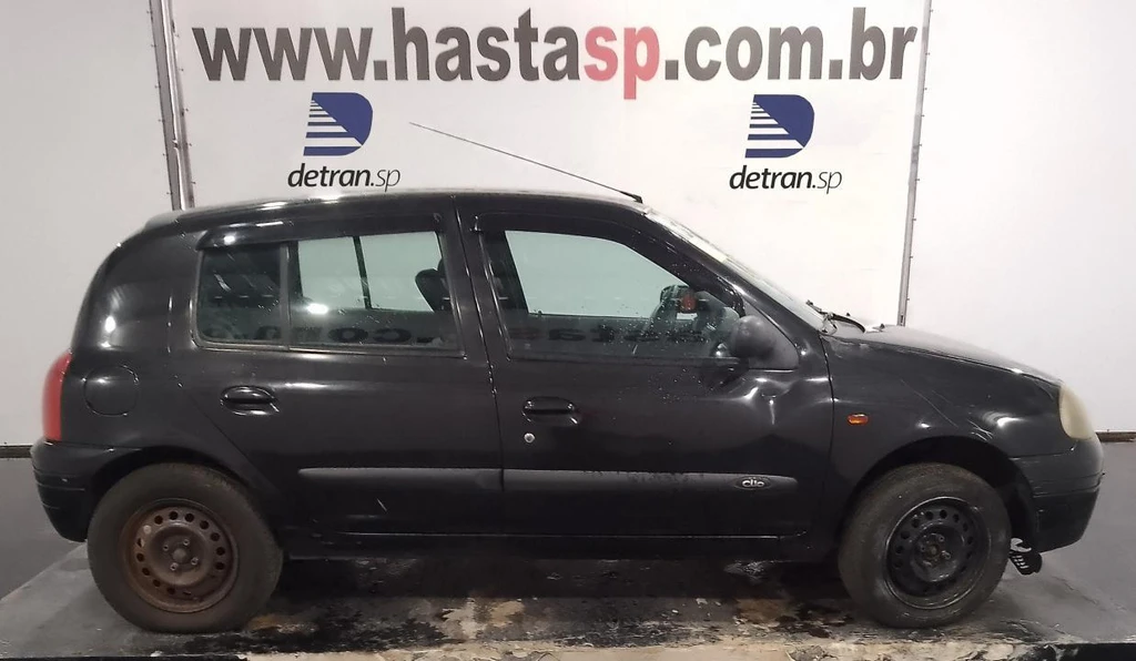 Renault Clio RN RN 1.0 16V 2001/2002 Preto em Casa Branca - São Paulo