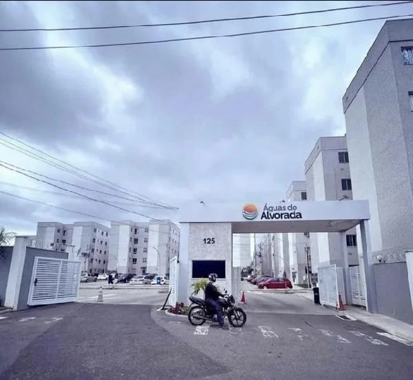 Apartamento no Condomínio Residencial Águas do Alvorada com entrada principal e vários blocos de prédios em ambiente urbano