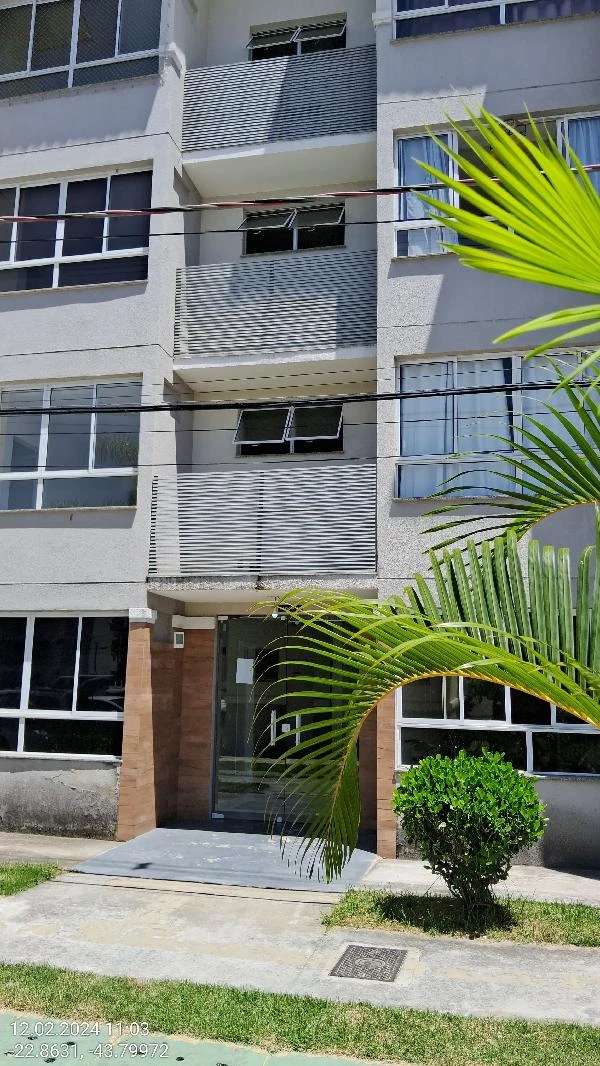 Apartamento em condomínio com fachada moderna e unidade #202 da Torre 2